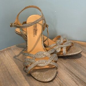Badgley Mischka American Glamour size 7W silver sparkle kitten heels